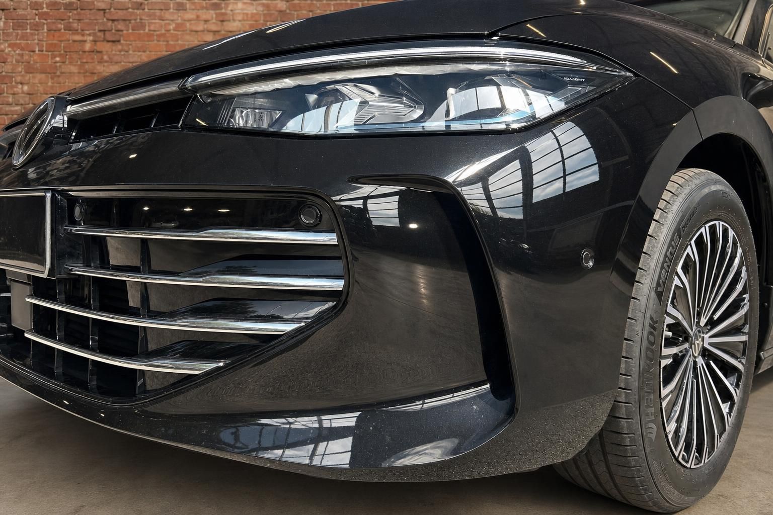 Nahaufnahme Frontscheinwerfer und Stoßstange VW Passat schwarz