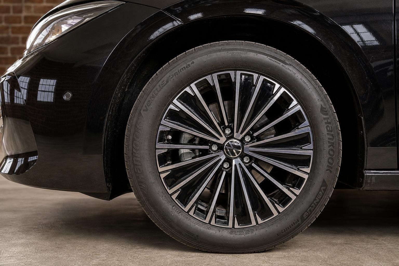 Detailansicht Leichtmetallfelge und Reifen VW Passat schwarz