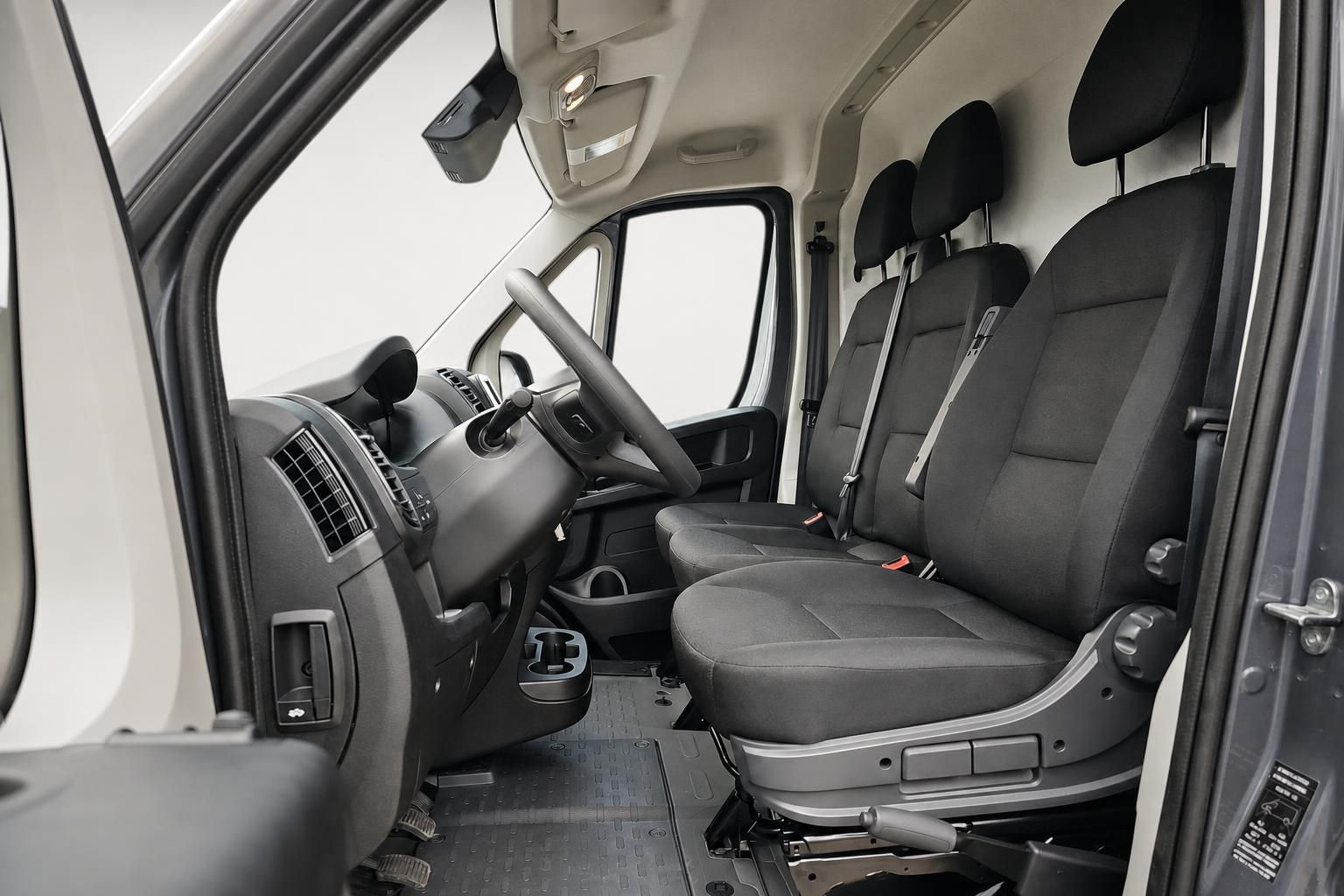 Fiat Ducato Innenraum mit Vordersitzen und Blick auf Lenkrad