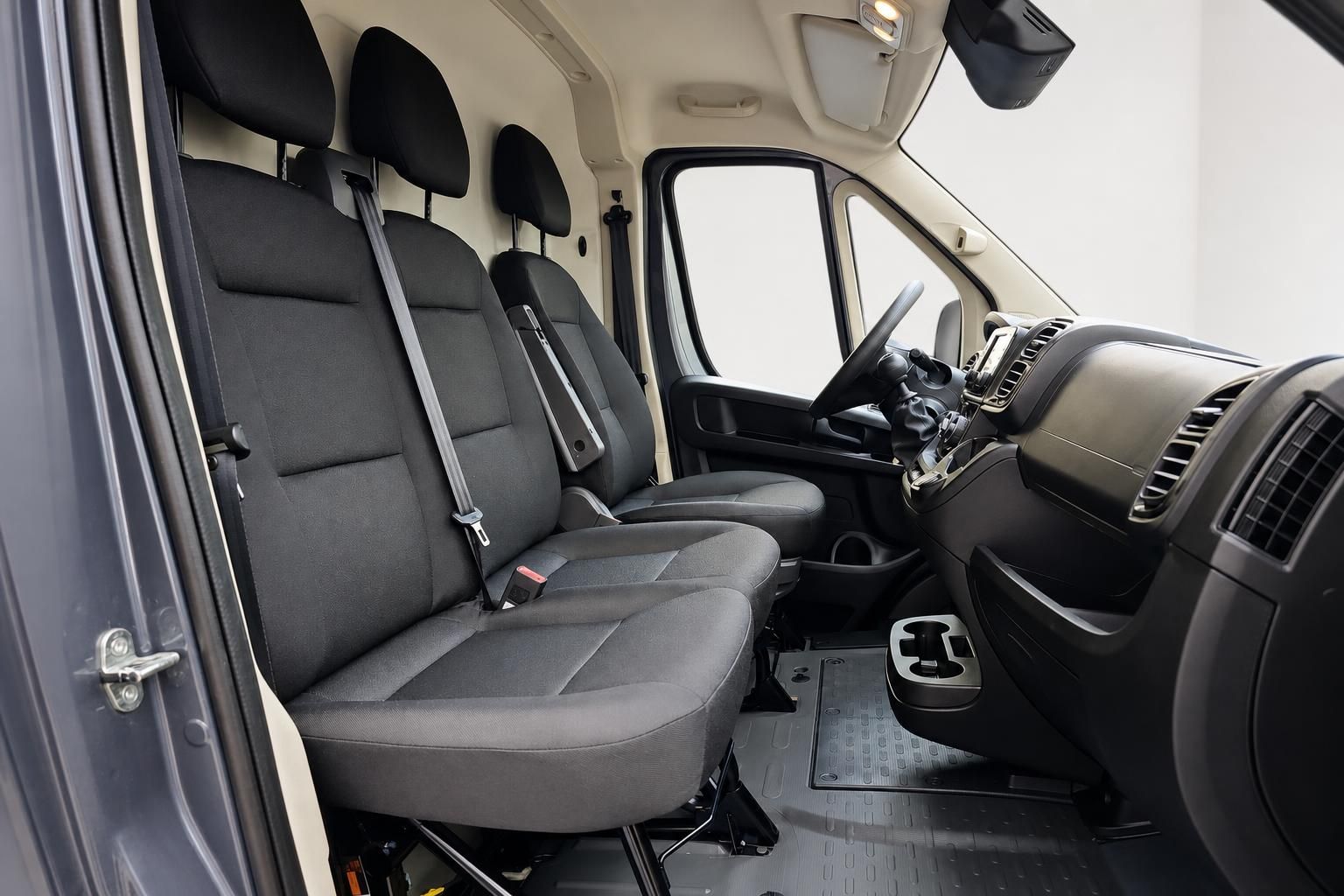 Fiat Ducato Innenraum mit Sitzreihe und Armaturenbrett im Detail
