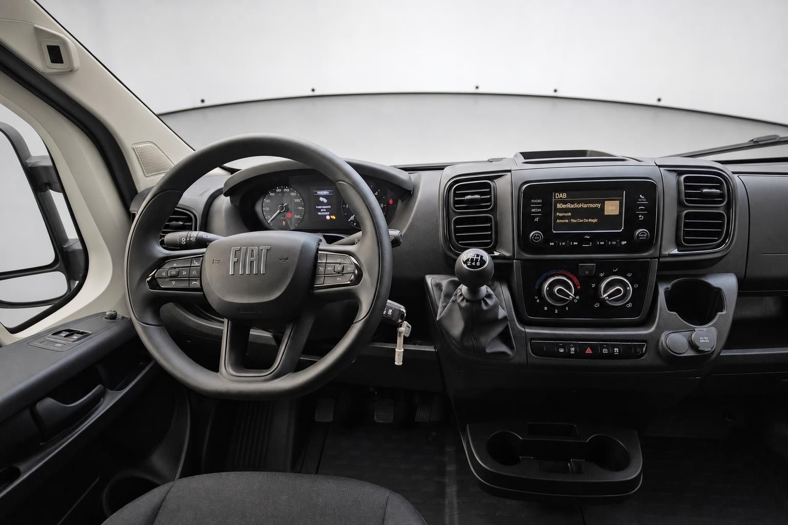 Fiat Ducato Cockpit mit Lenkrad, Schaltung und Infotainment-Display
