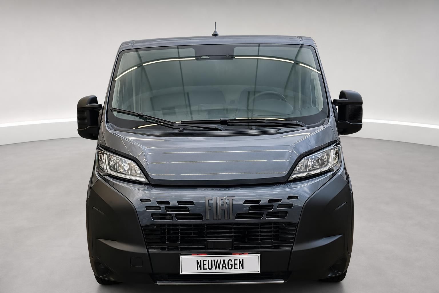 Fiat Ducato Frontansicht mit Kennzeichenschild Neuwagen im Studio