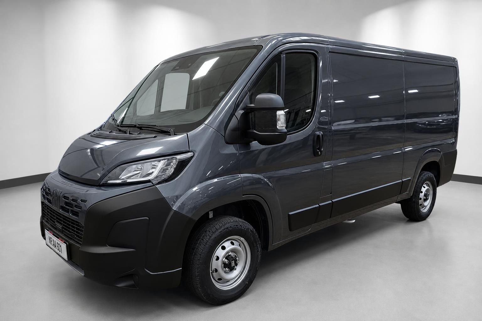 Fiat Ducato Kastenwagen grau, Frontansicht schraeg mit Kennzeichen
