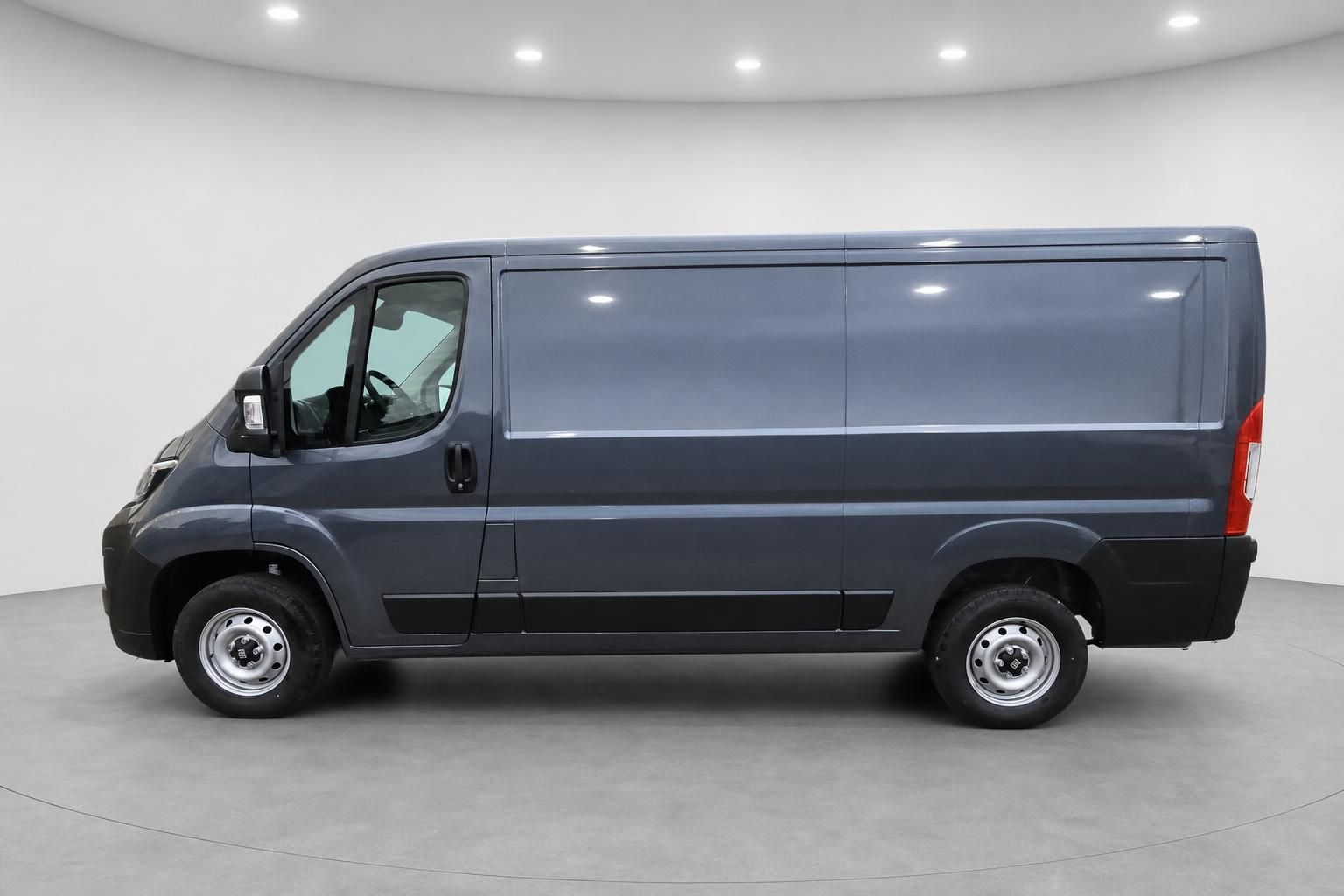 Fiat Ducato Kastenwagen grau, Seitenansicht im Studio