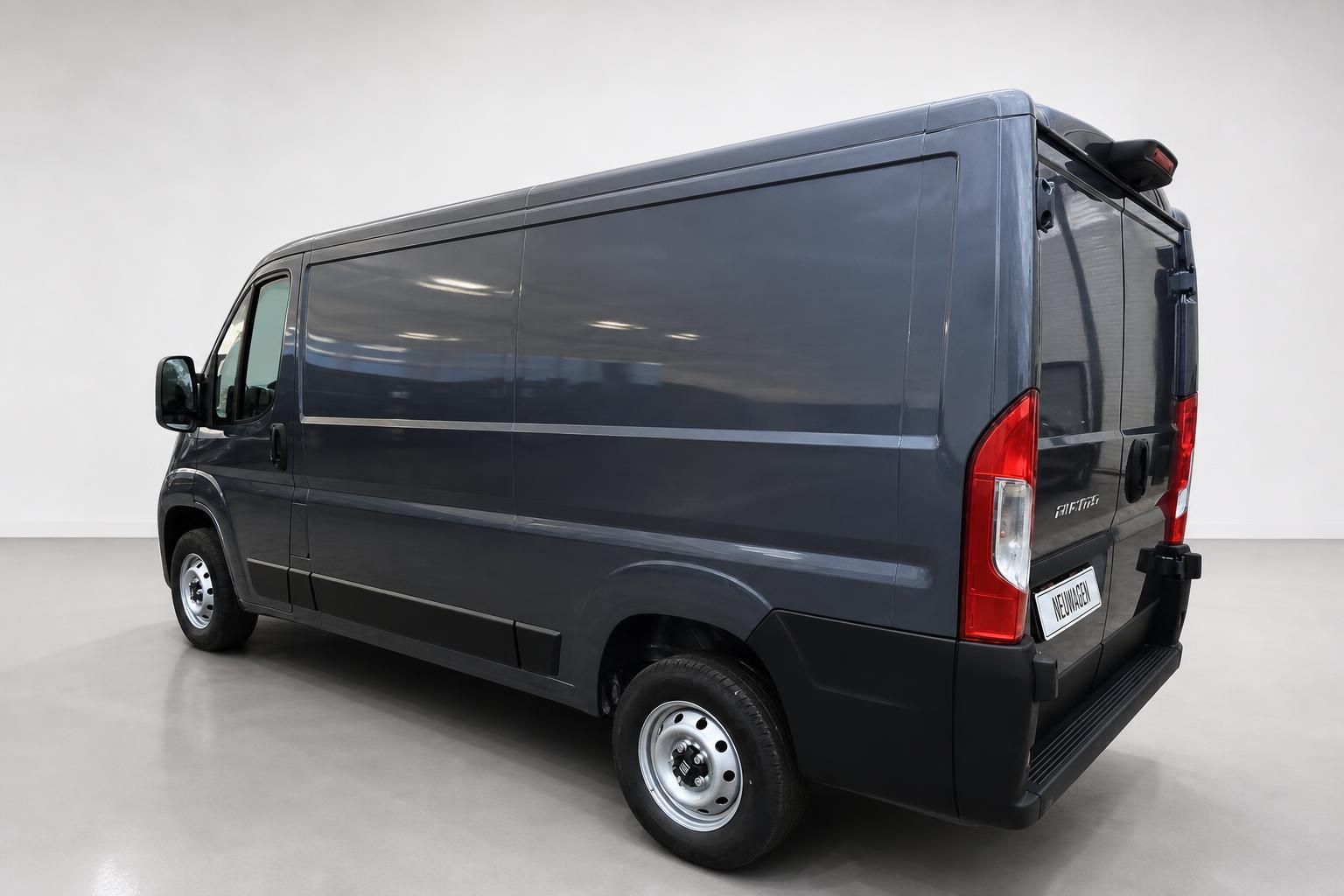 Fiat Ducato Neuwagen grau, Heckansicht schraeg von hinten
