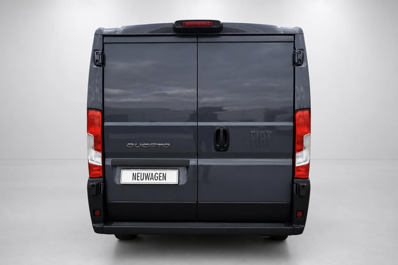Fiat Ducato Neuwagen, Heckansicht mit Doppeltueren im Studio