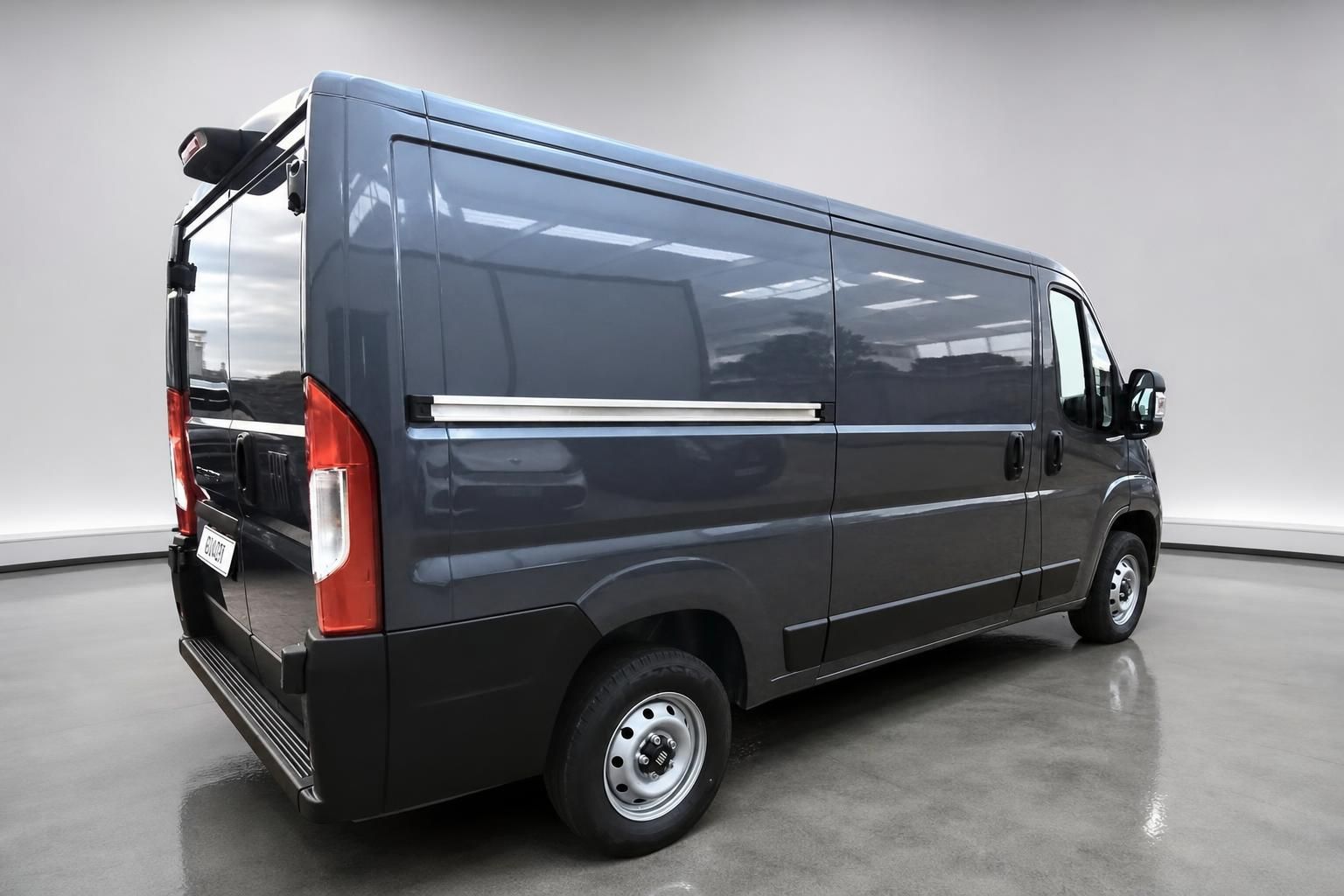 Fiat Ducato Kastenwagen grau, Heckansicht schraeg im Studio