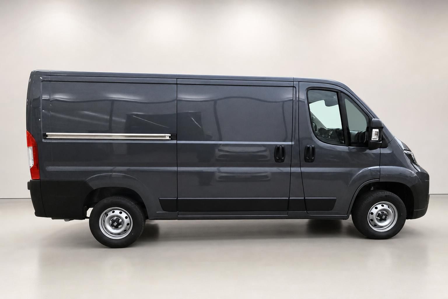 Fiat Ducato Transporter grau, Seitenansicht im Fotostudio