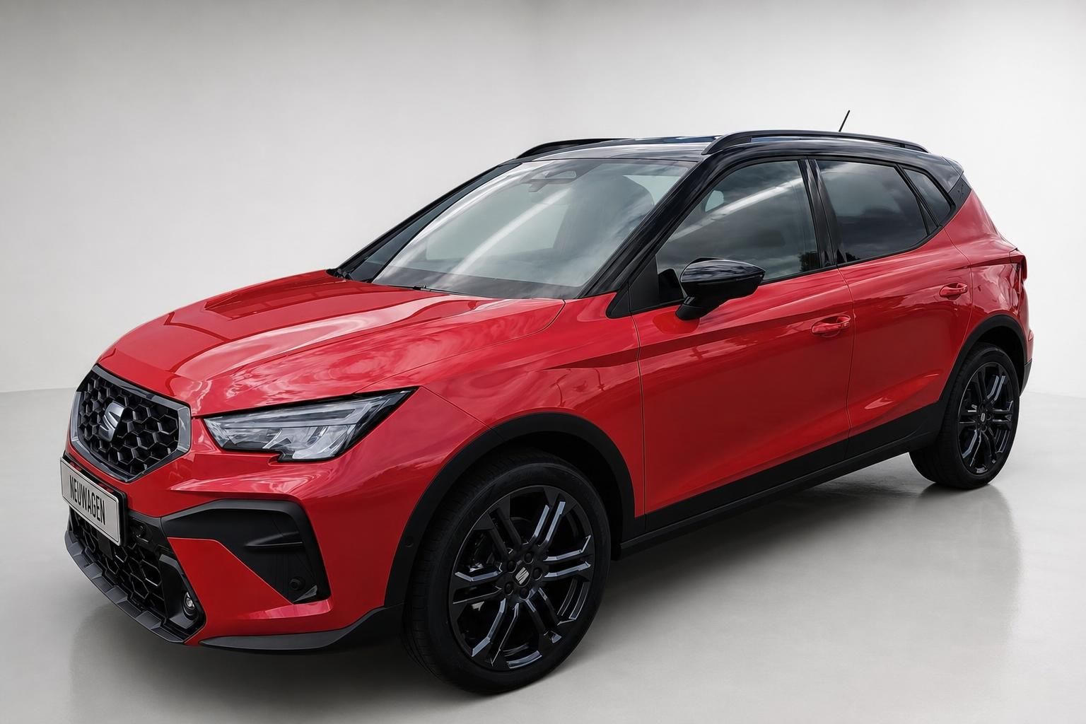 Roter SEAT Arona SUV in Frontansicht mit schwarzen Felgen im Studio