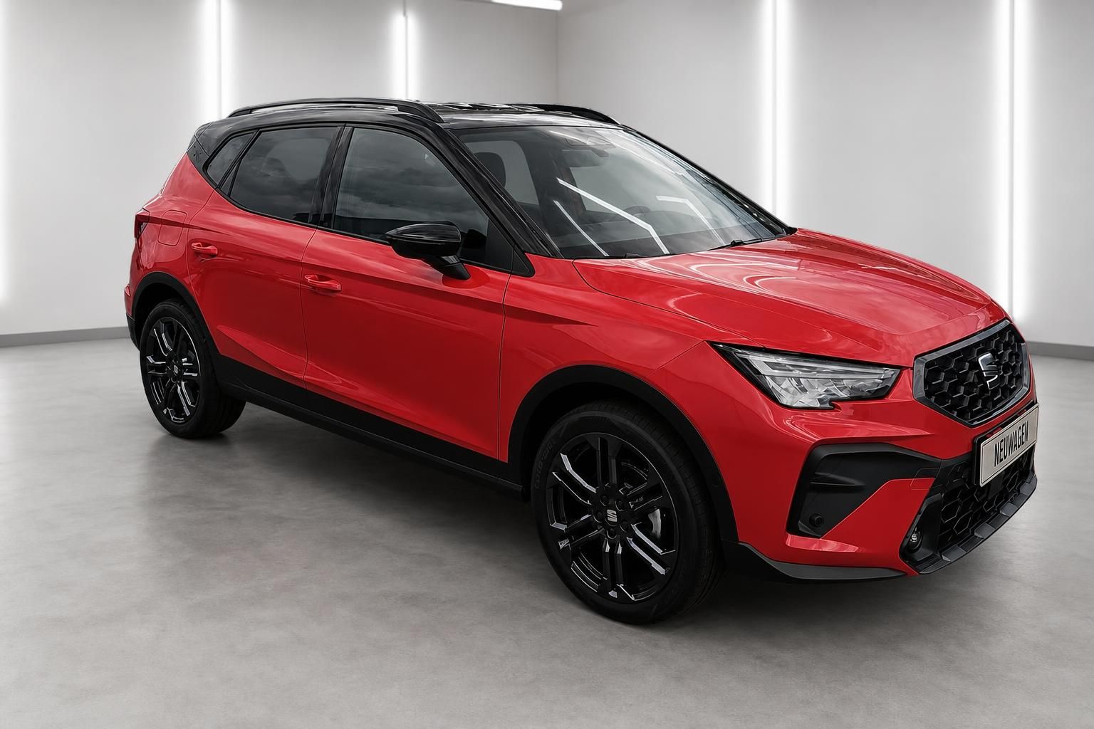 SEAT Arona rot, seitliche Frontansicht im modernen Ausstellungsraum