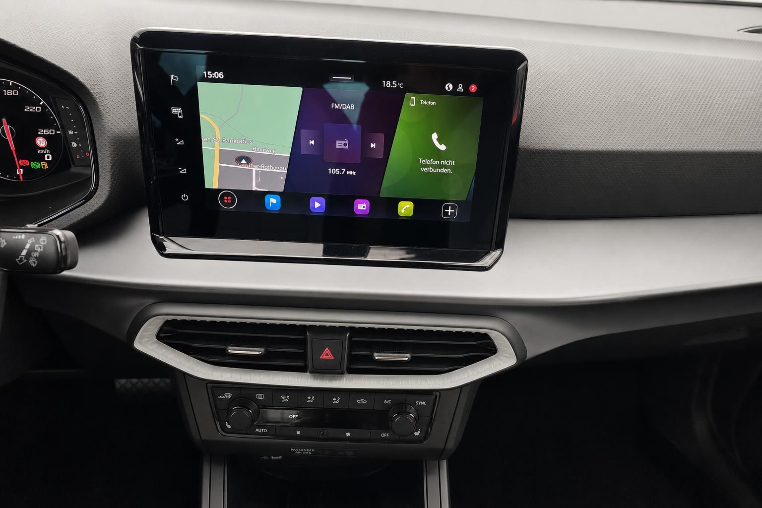 Touchscreen Infotainmentsystem im SEAT Arona mit Navigation und Radio