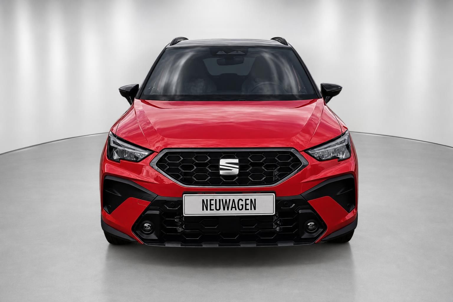 SEAT Arona rot, Frontansicht mit schwarzem Kühlergrill im Studio