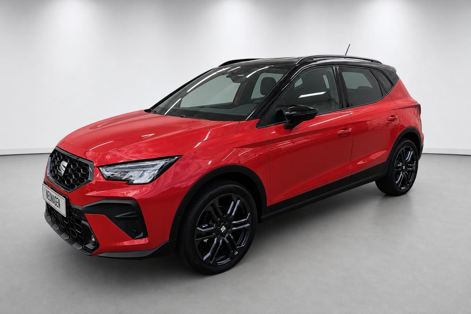 SEAT Arona in Rot, Frontansicht schräg mit schwarzen Alufelgen