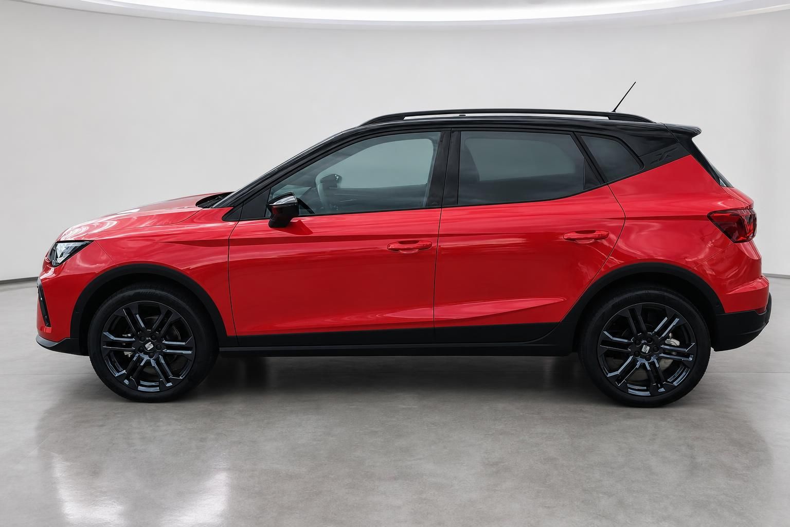 SEAT Arona rot, Seitenansicht mit schwarzem Kontrastdach im Studio