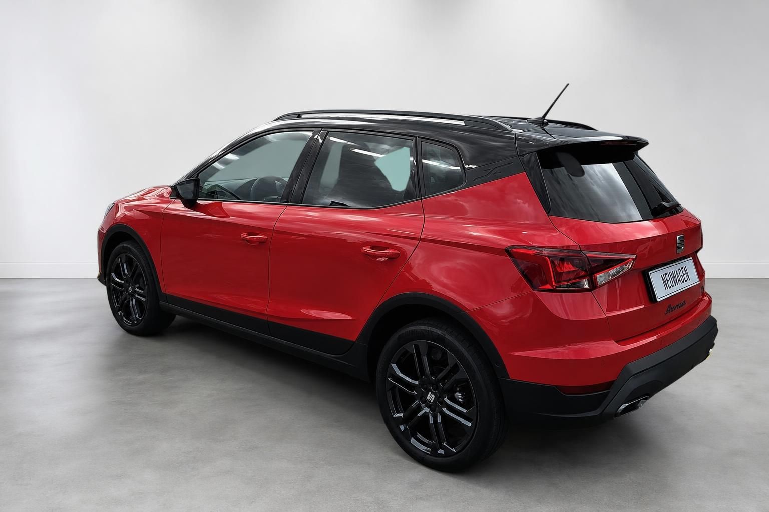 SEAT Arona rot, Heckansicht schräg mit schwarzem Dach und Felgen