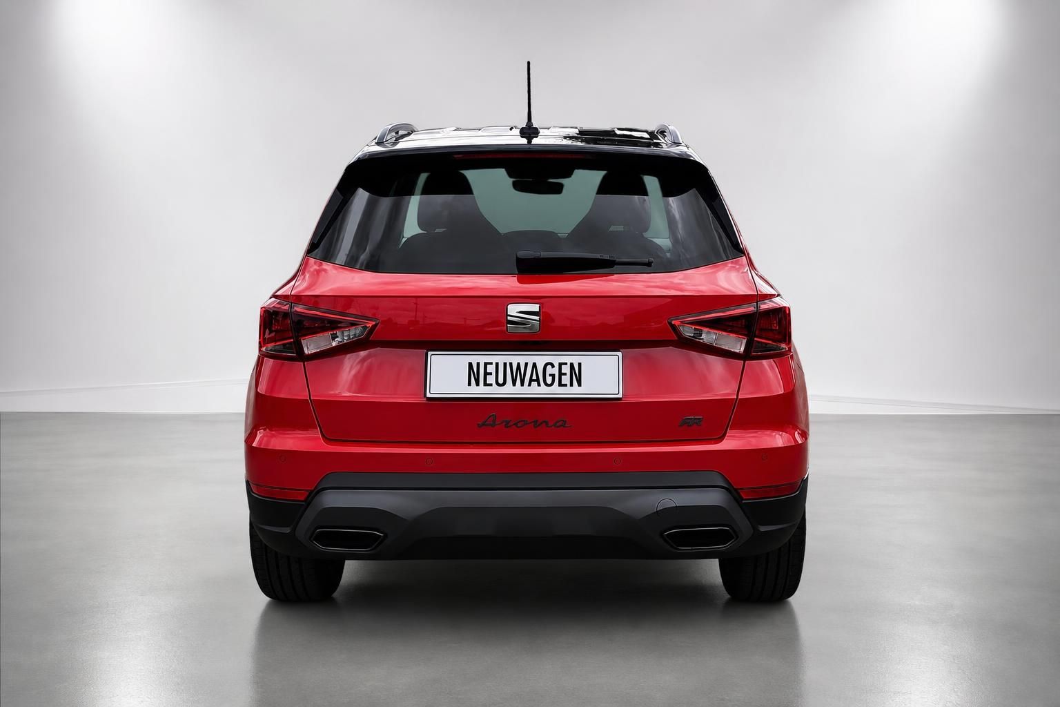 SEAT Arona FR rot, Heckansicht mit Kontrastdach im Studio