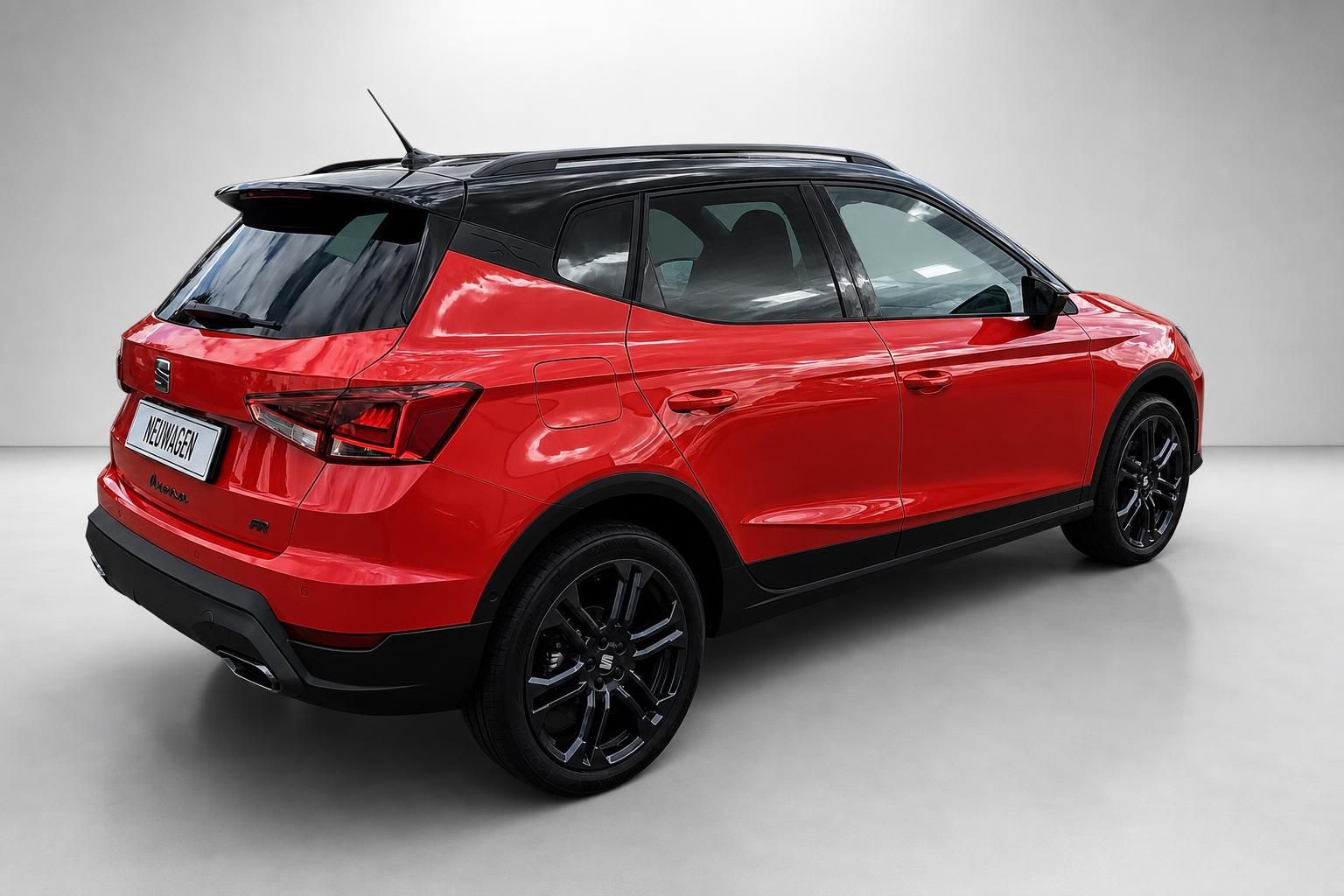 SEAT Arona FR in Rot mit schwarzem Dach, Heckansicht seitlich