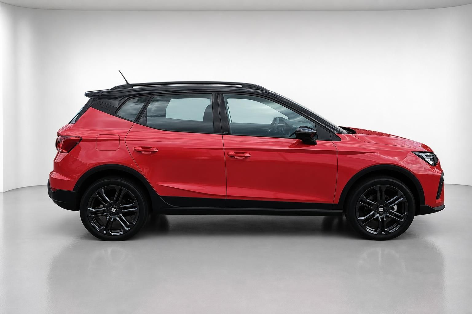 SEAT Arona FR in Rot, Seitenansicht mit schwarzen Felgen