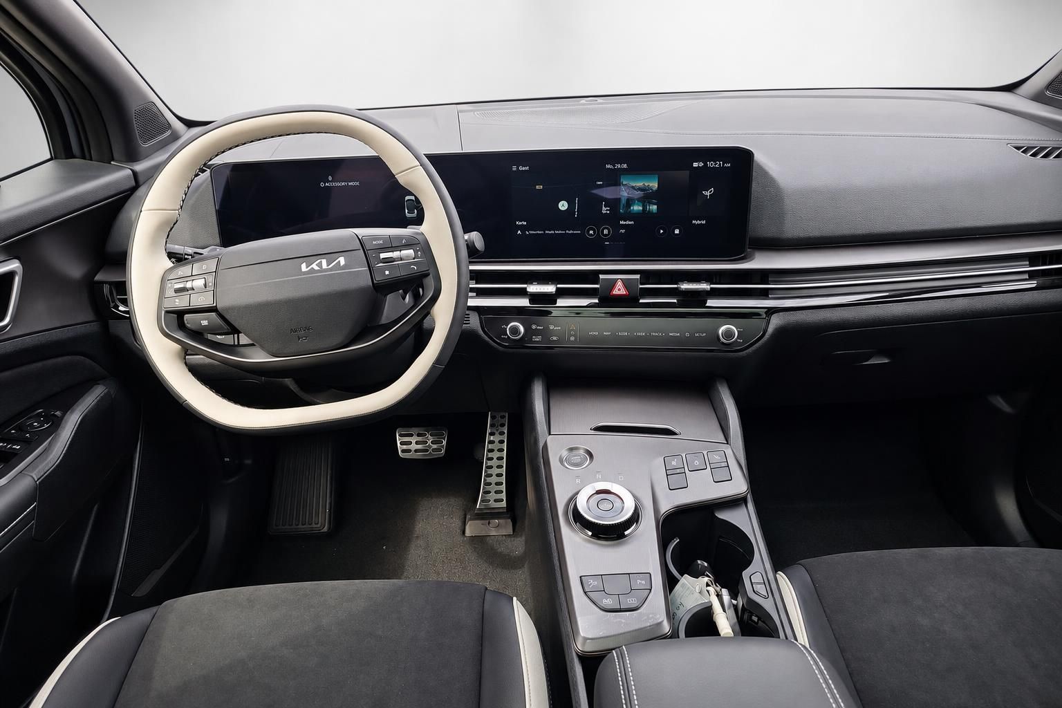 Kia Innenraum mit Lenkrad, Touchscreen und Mittelkonsole im Detail