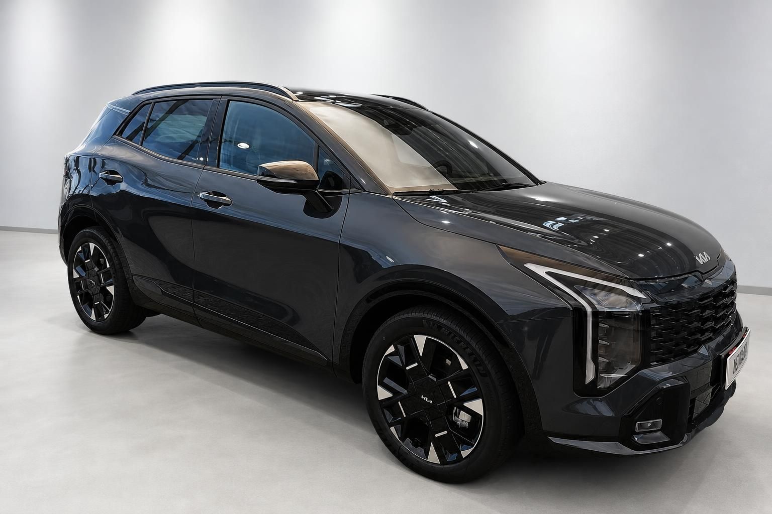 Kia Sportage schwarz SUV Frontansicht seitlich im Studio