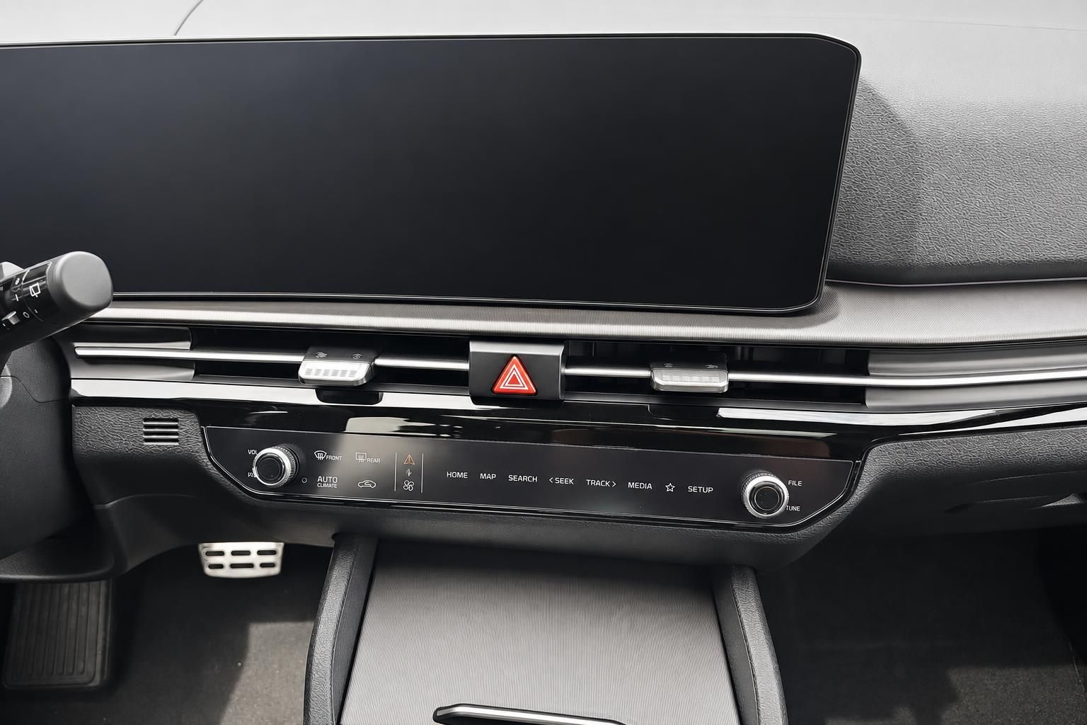 Kia Cockpit mit großem Touchscreen und digitalem Klimabedienfeld