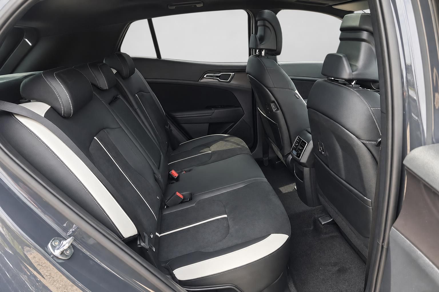 Kia Rücksitzbank mit schwarzem Lederinterieur und weißen Akzenten