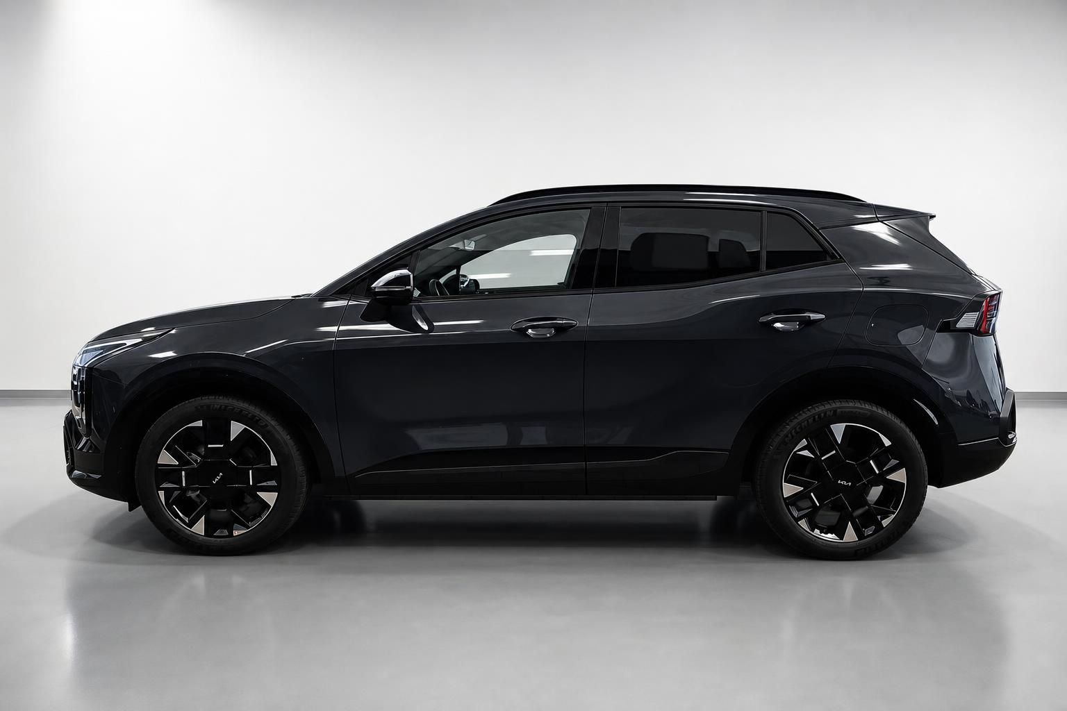 Kia Sportage schwarz SUV Seitenansicht im Fotostudio