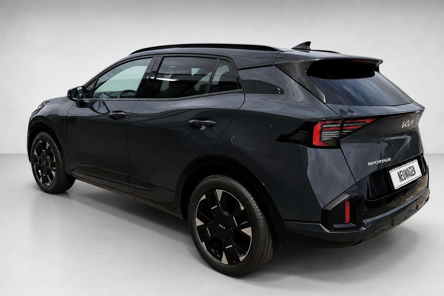 Kia Sportage schwarz SUV Heckansicht seitlich im Studio