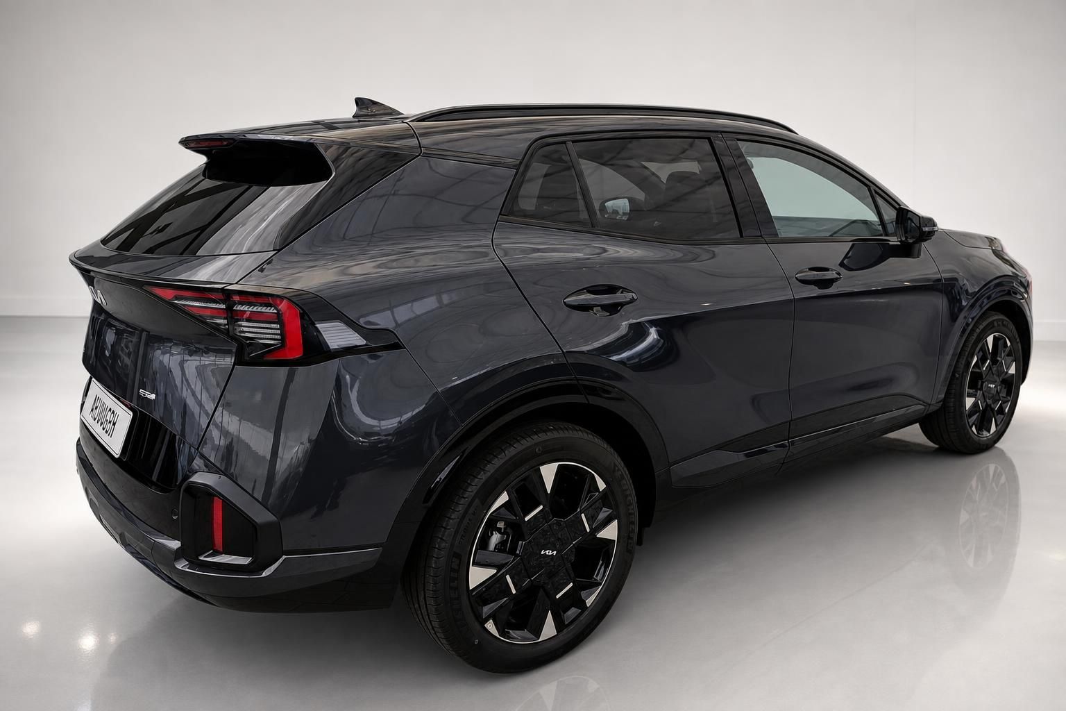 Kia Sportage in Schwarz, Heckansicht seitlich im Studio