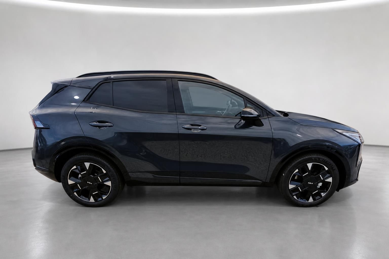 Kia Sportage in Blau, Seitenansicht im Studio