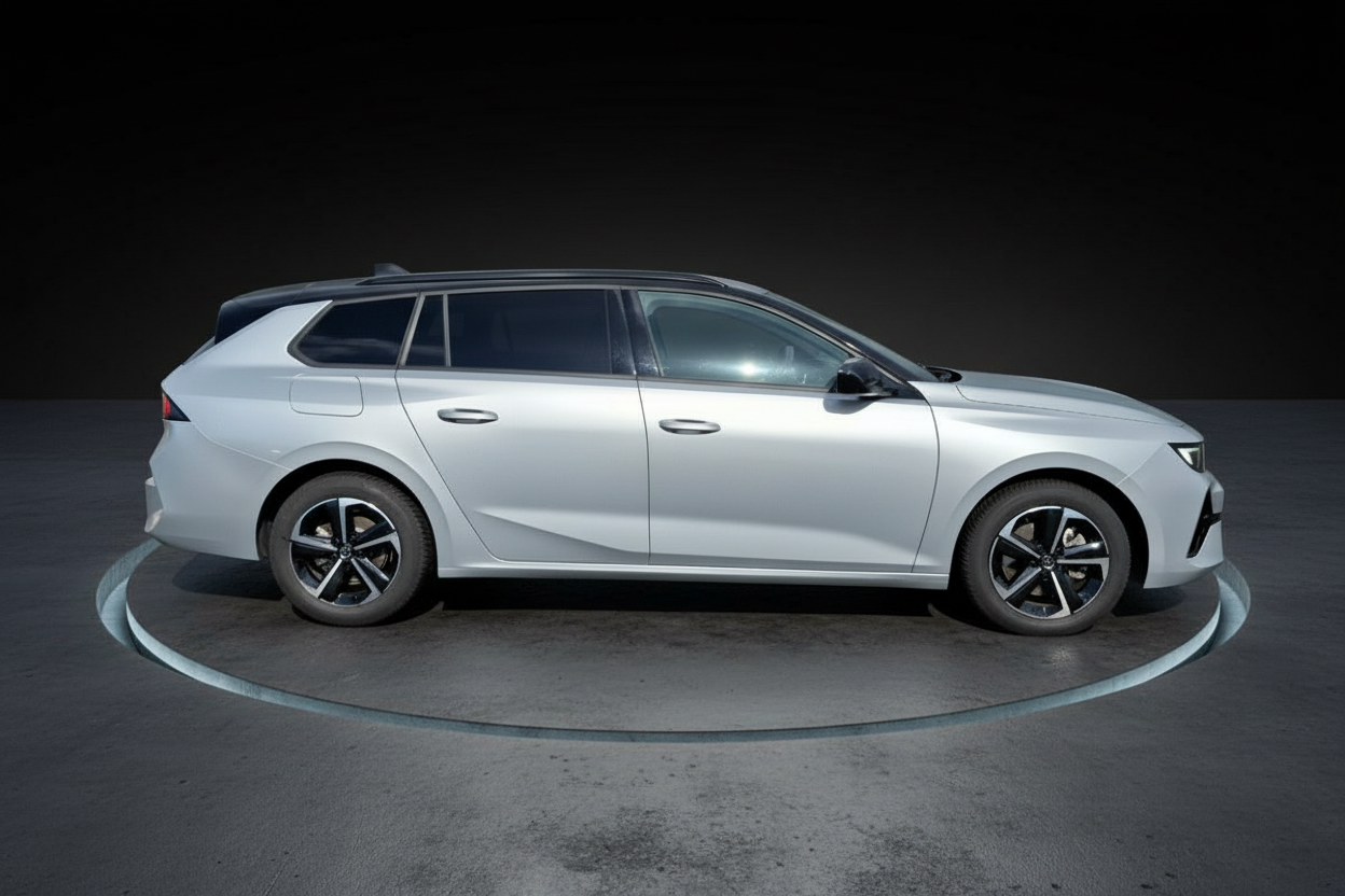 Opel Astra Sports Tourer in Silber – Seitenansicht auf Drehteller