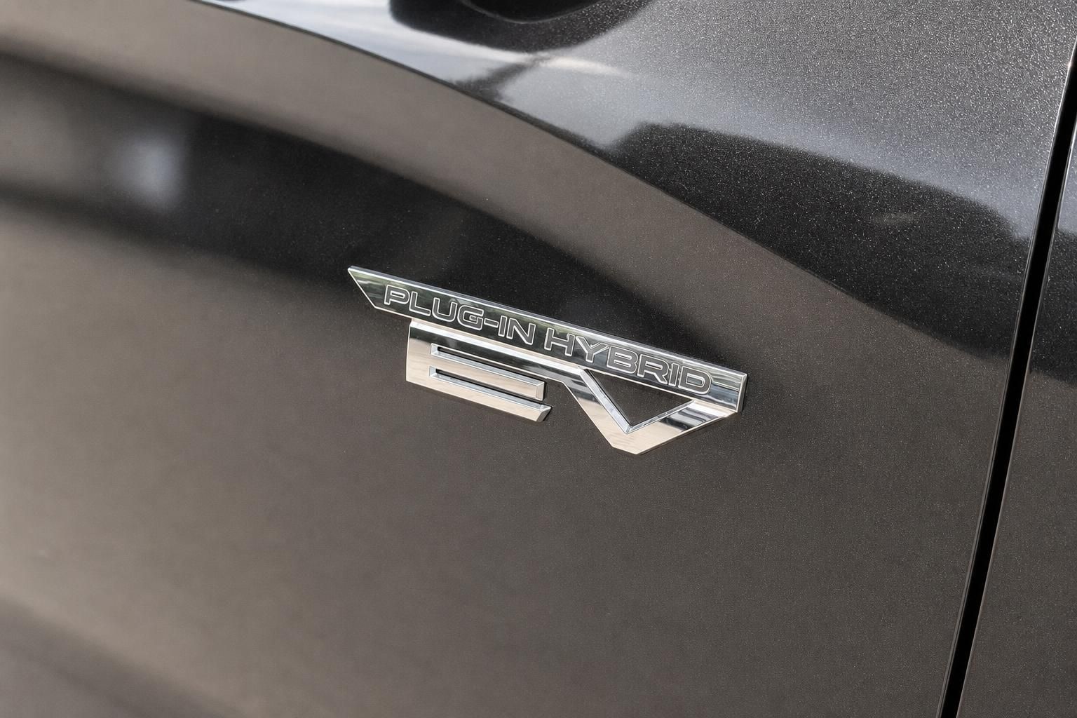 Mitsubishi Outlander PHEV EV Plug-in Hybrid Emblem Detailansicht Karosserie