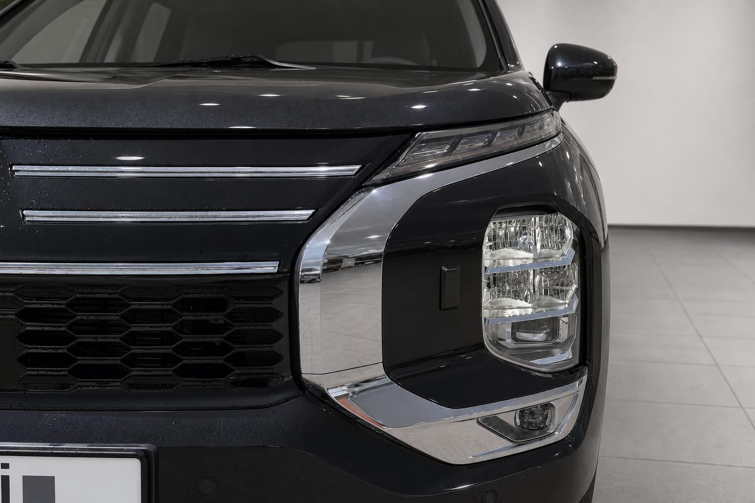 Mitsubishi Outlander PHEV LED-Scheinwerfer Detailansicht Front schwarz