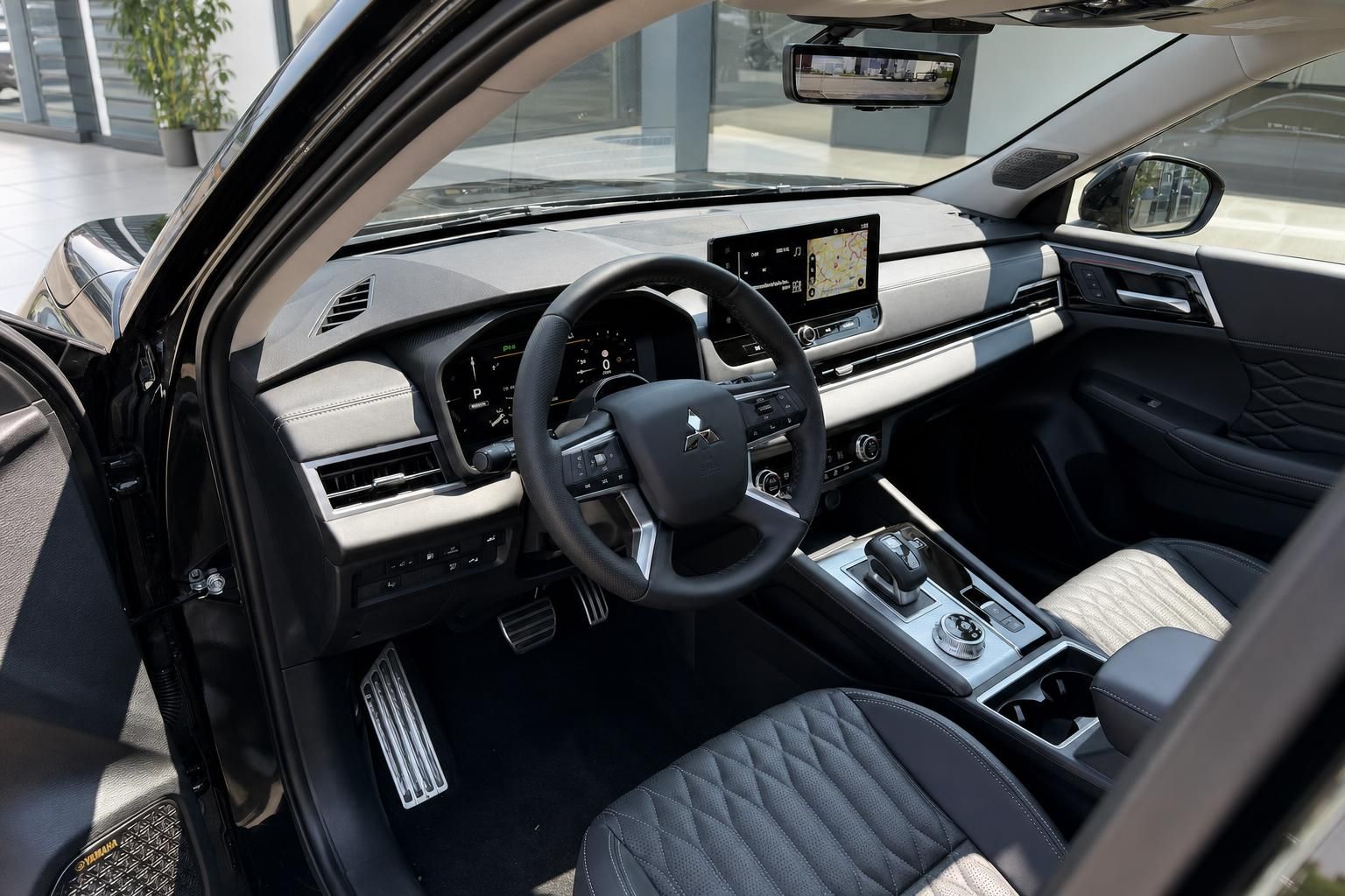 Mitsubishi SUV Cockpit mit Lenkrad, Infotainment-Display und Automatikgetriebe