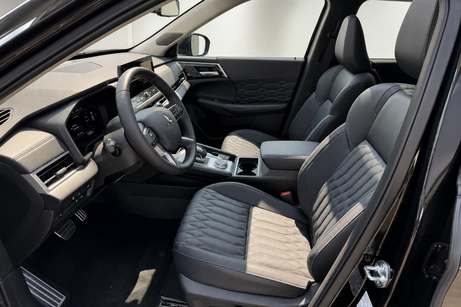 Mitsubishi SUV Innenraum – Fahrersitz und Beifahrersitz mit zweifarbigem Leder