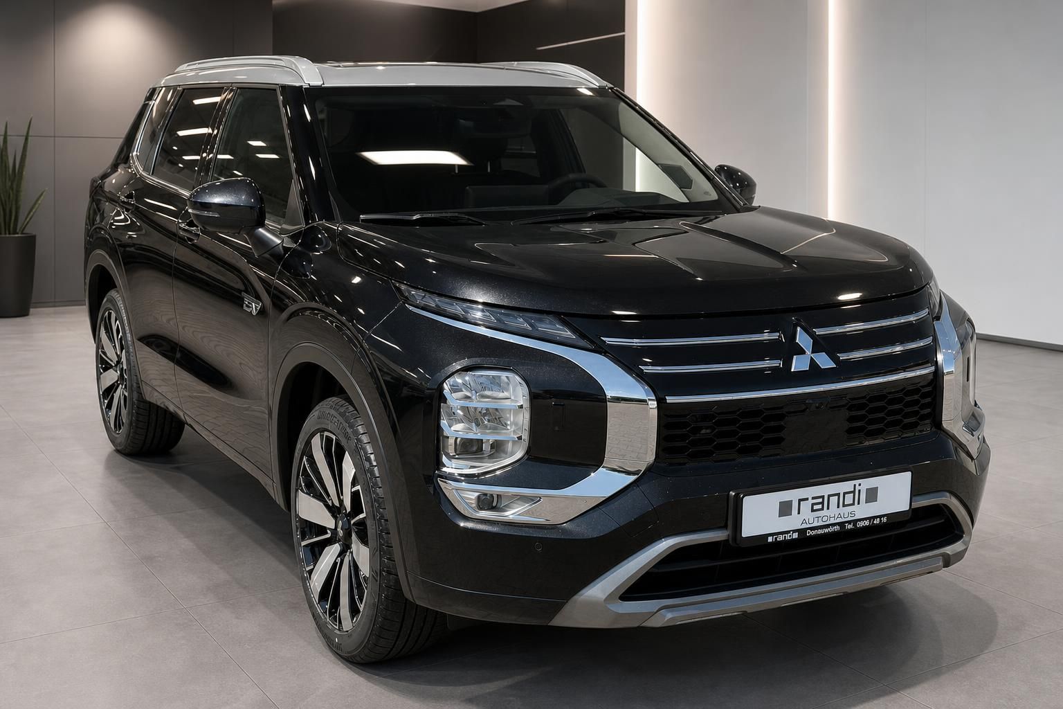 Mitsubishi Outlander PHEV schwarz Frontansicht schräg im Autohaus Randi Donauwörth