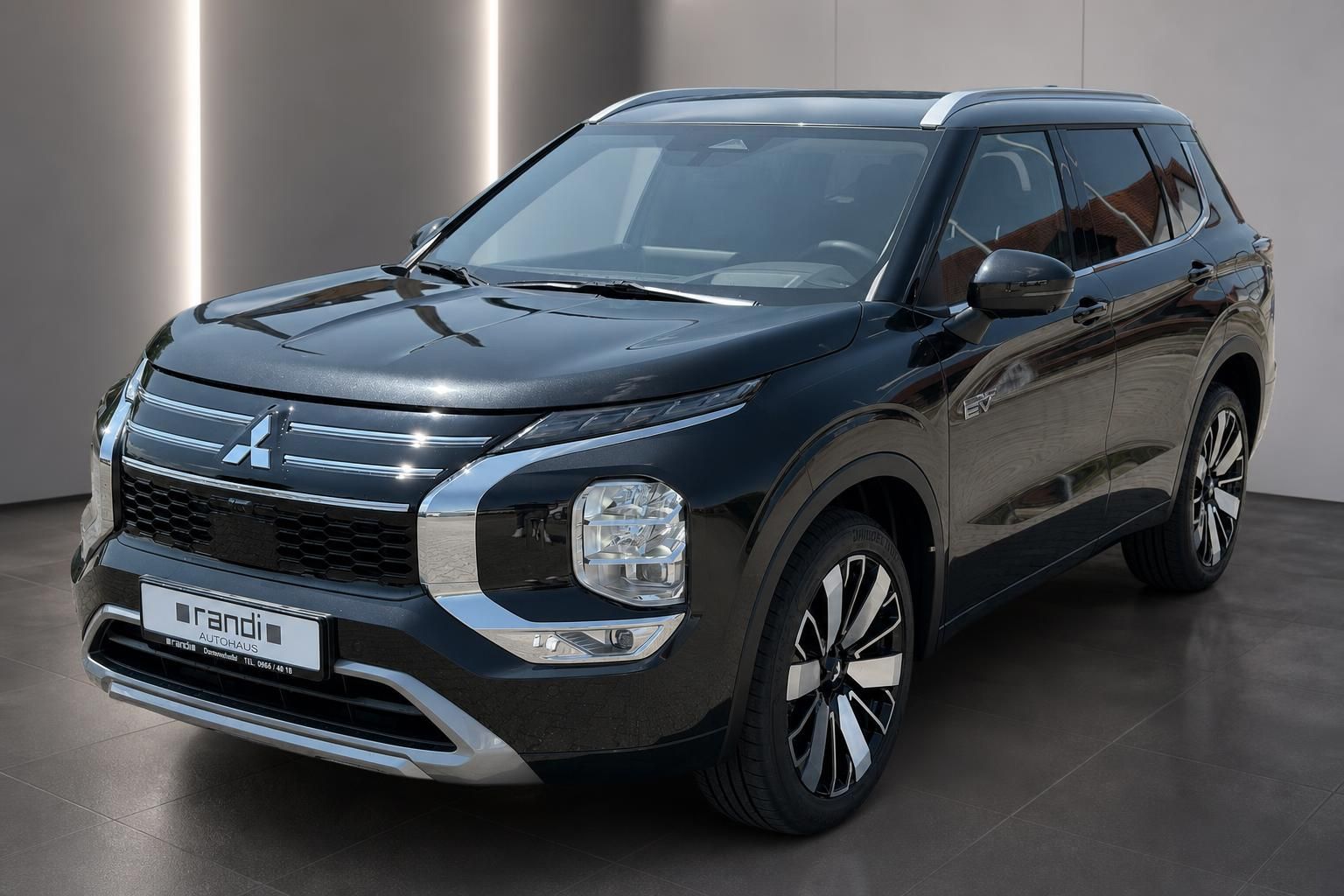 Mitsubishi Outlander PHEV schwarz Frontansicht schräg im Autohaus Randi Donauwörth