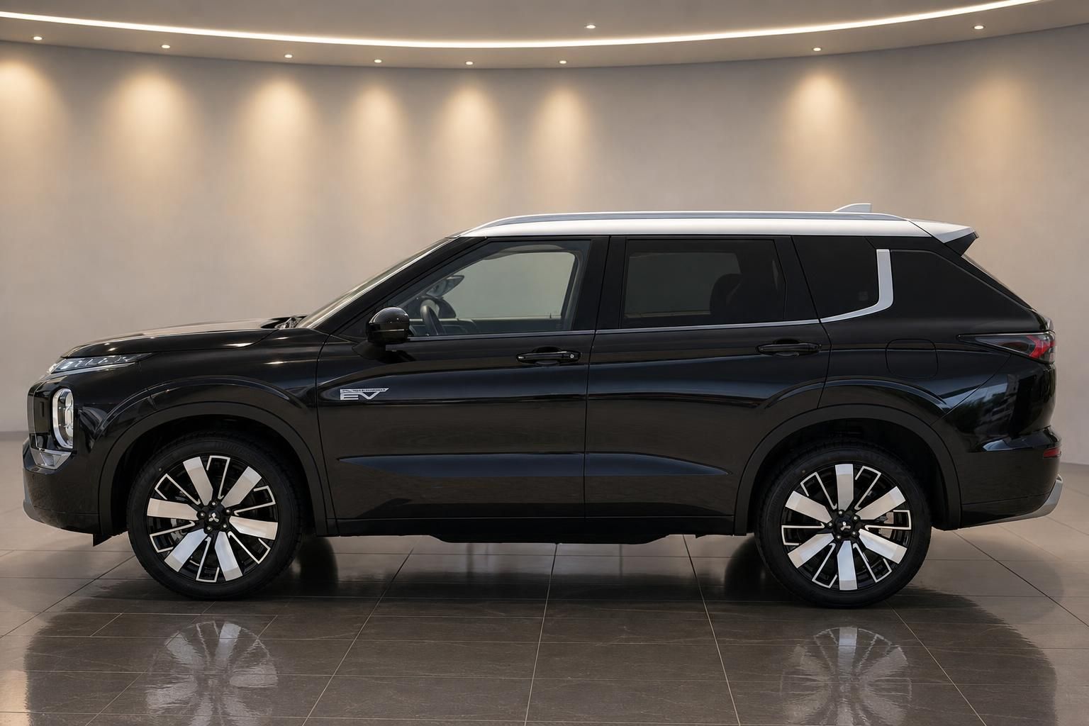 Mitsubishi Outlander PHEV schwarz Seitenansicht links im Showroom