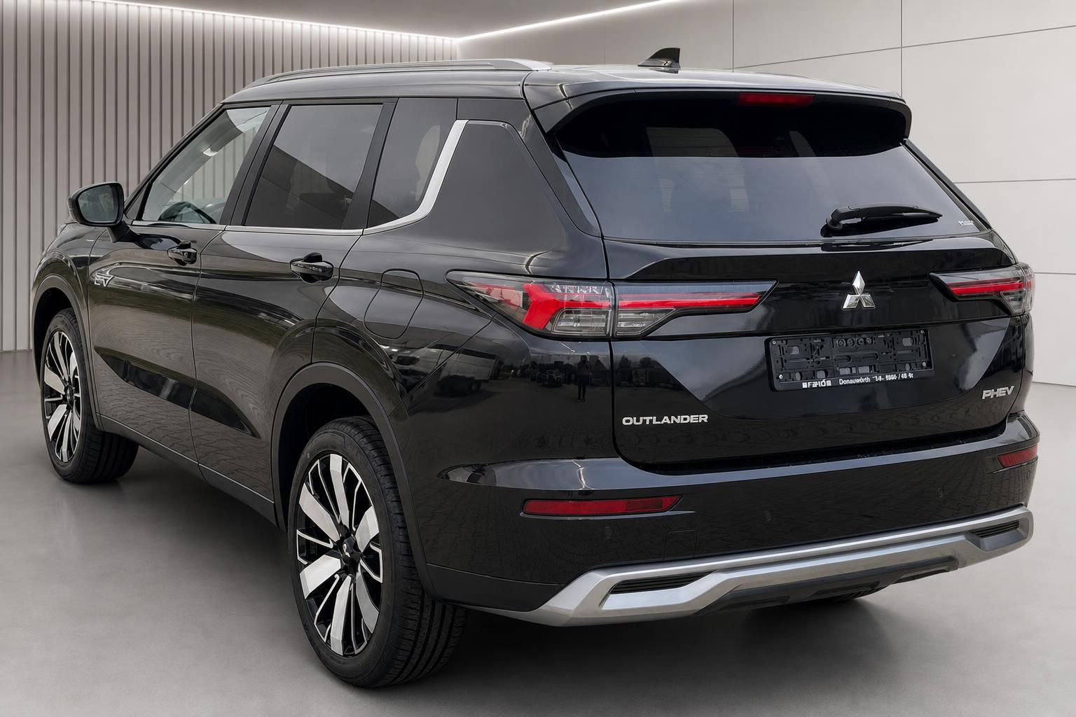 Mitsubishi Outlander PHEV schwarz Heckansicht schräg – SUV Plug-in Hybrid