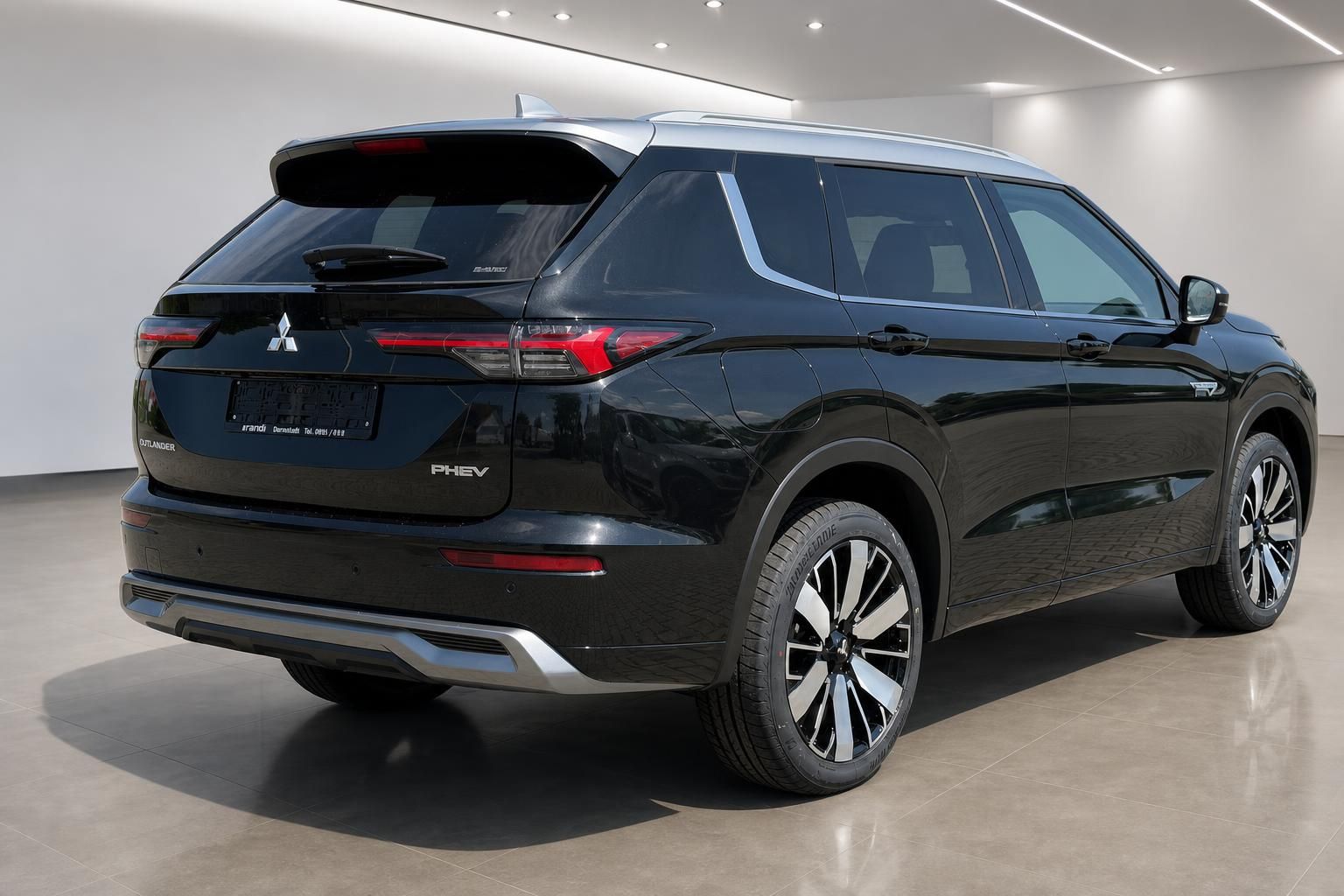 Mitsubishi Outlander PHEV schwarz Heckansicht – SUV mit Panoramadach und Leichtmetallfelgen