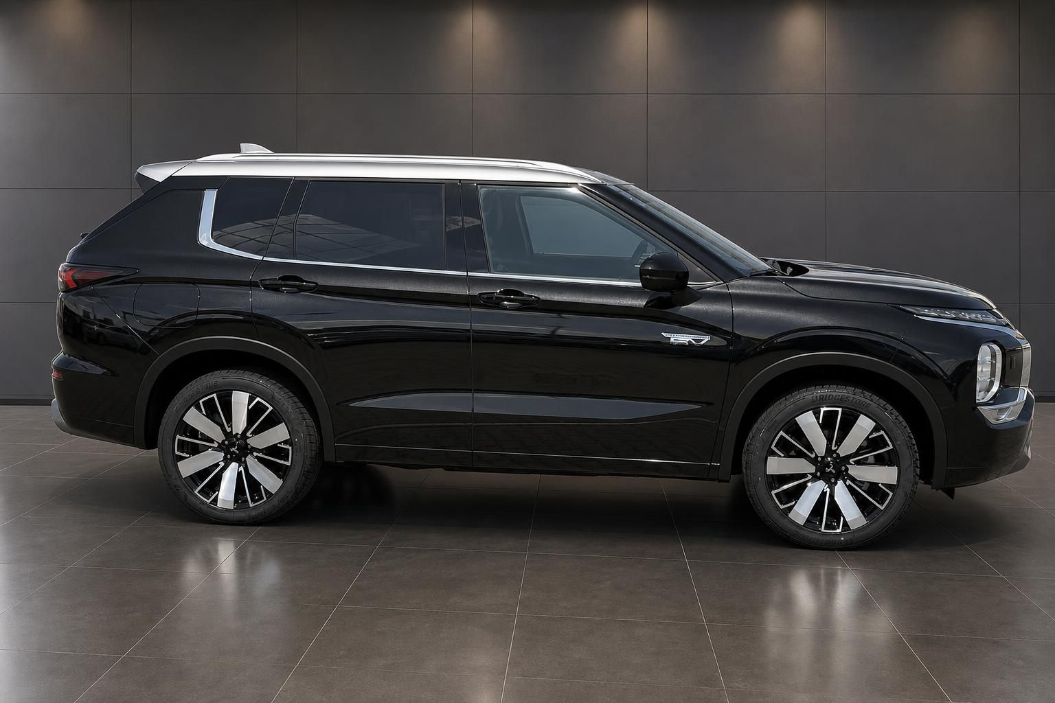 Mitsubishi Outlander PHEV schwarz Seitenansicht – 7-Sitzer SUV Plug-in Hybrid