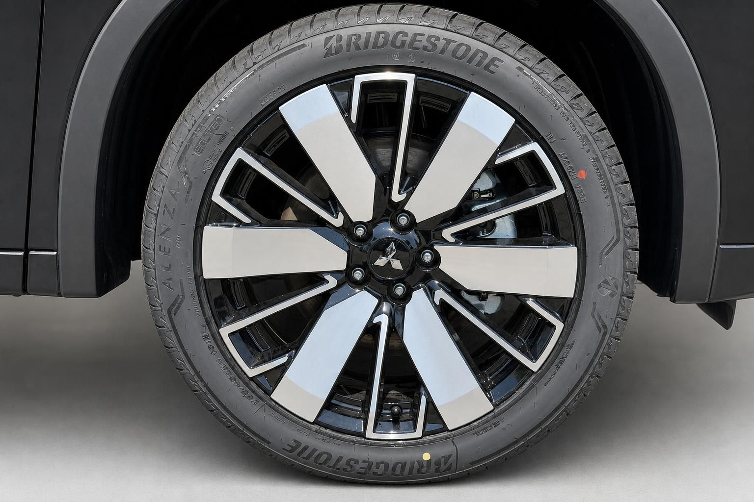Mitsubishi SUV Leichtmetallfelge mit Bridgestone Reifen – Detailansicht Rad