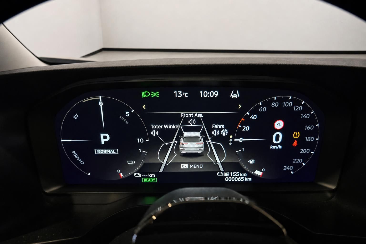Digitales Kombiinstrument mit Tachometer und Fahrassistenzsystemen im Auto