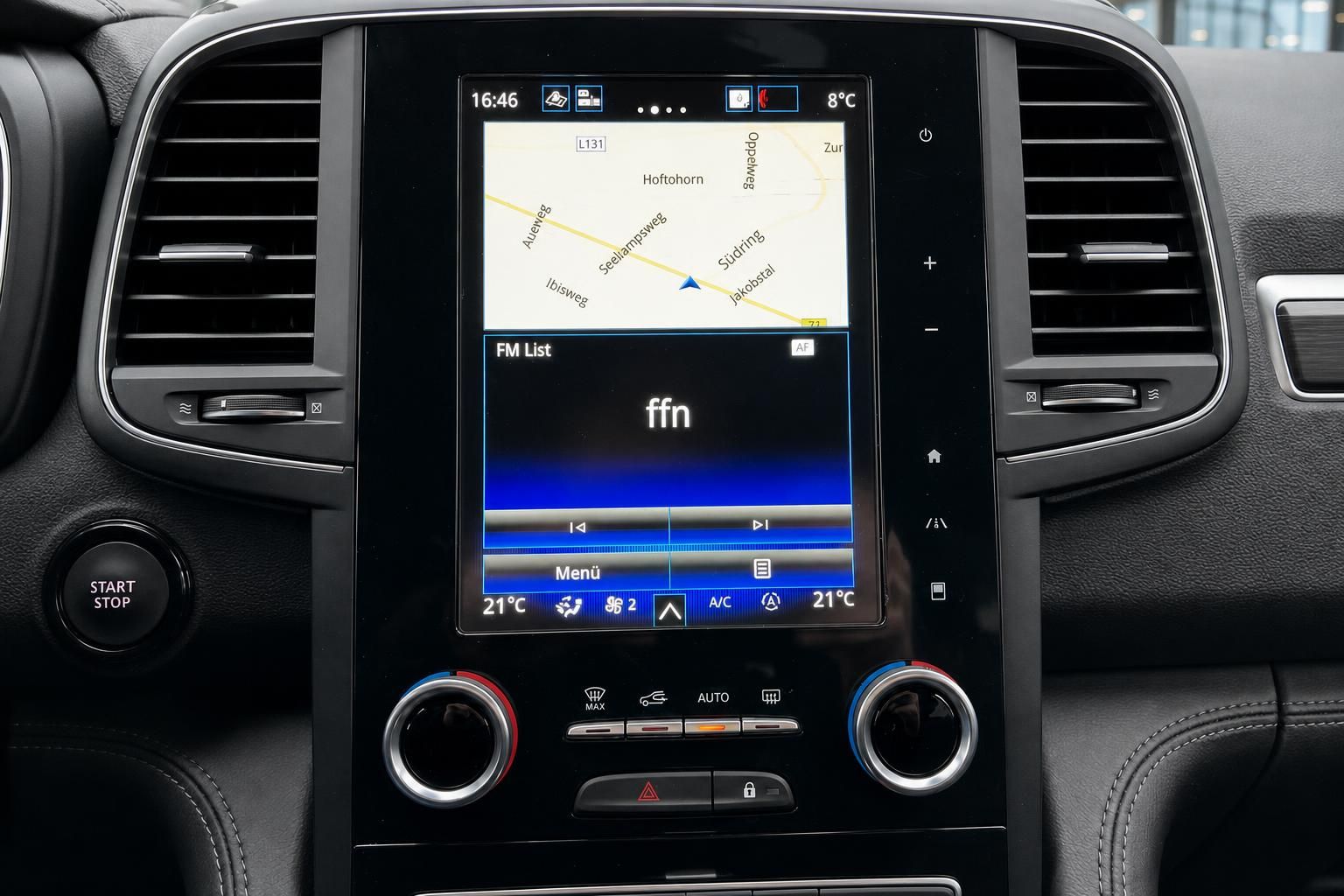 Auto Touchscreen Display mit Navigation und Klimaautomatik - zentrales Infotainment-System