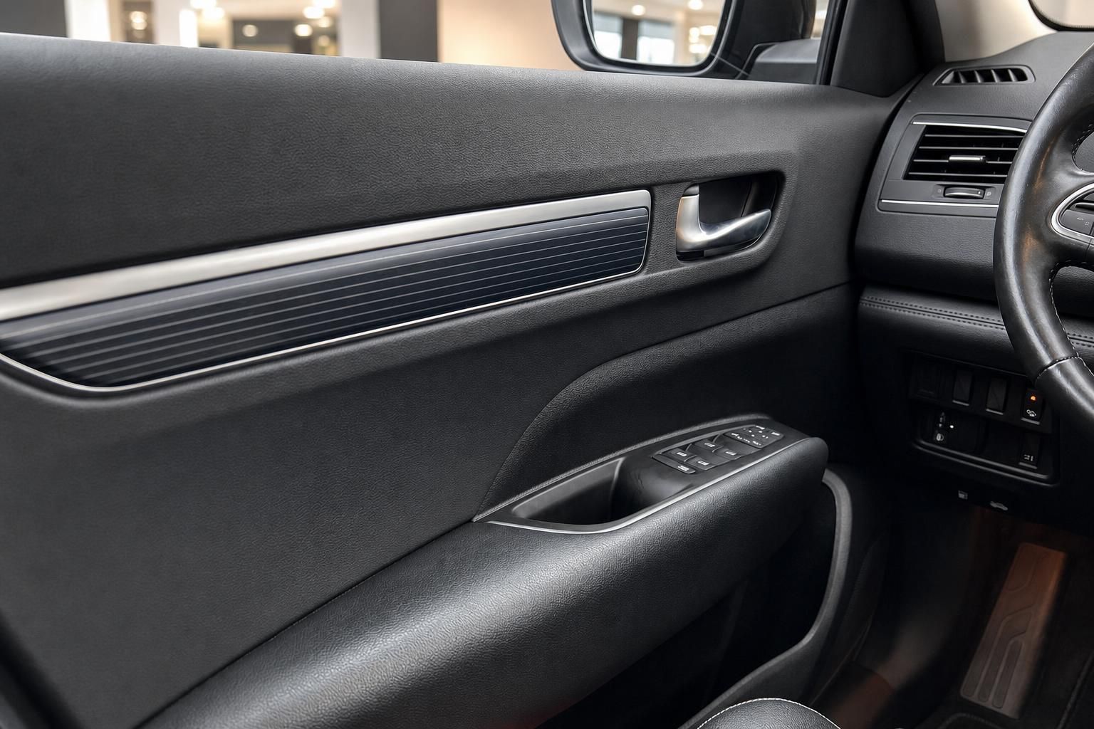 Auto Innenausstattung Detail - Türverkleidung mit Fensterheber-Bedienung und Chrom-Akzenten
