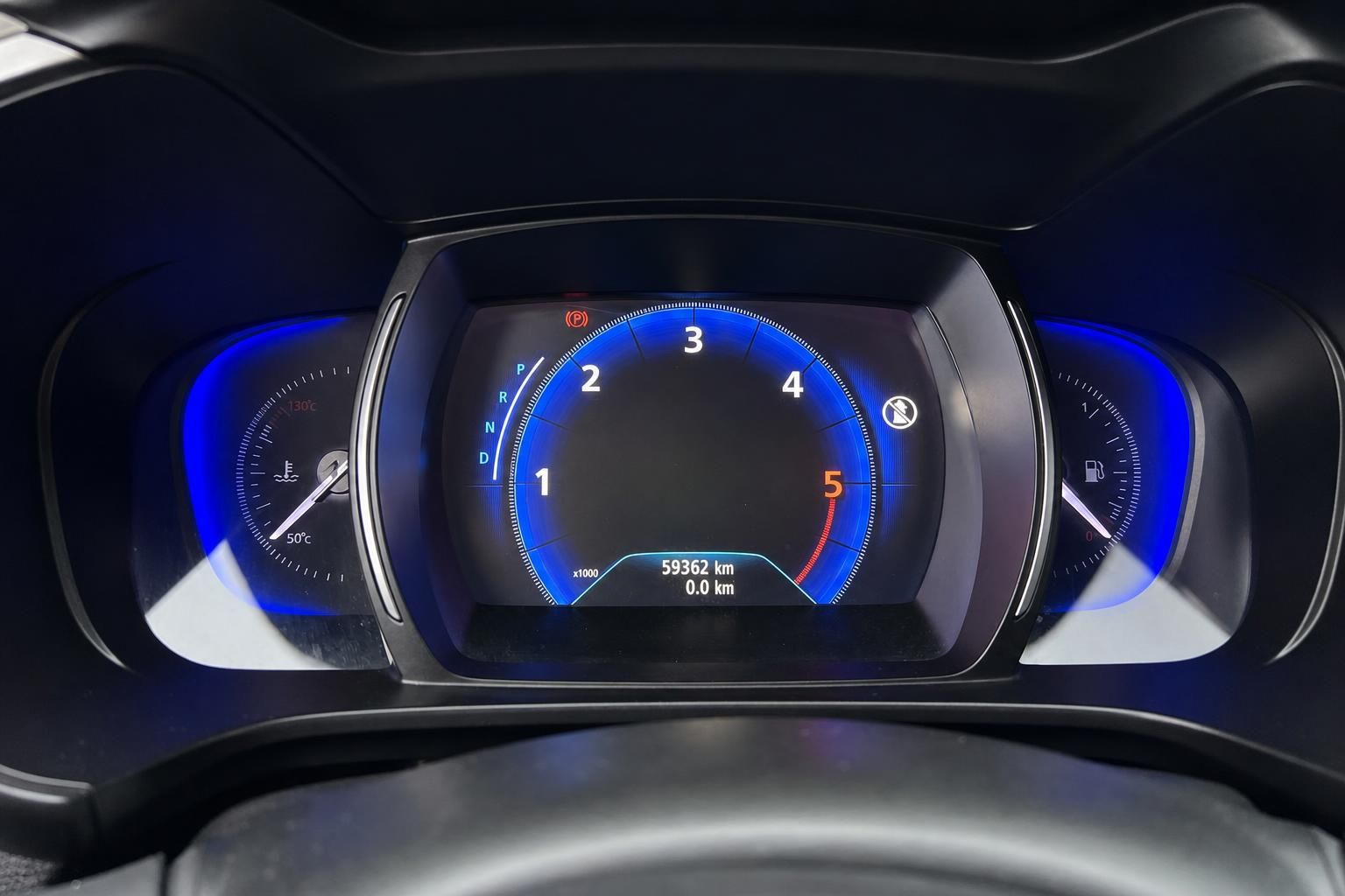 Digitales Armaturenbrett mit blauer Beleuchtung und Tachometer - Fahrzeug Innenraum