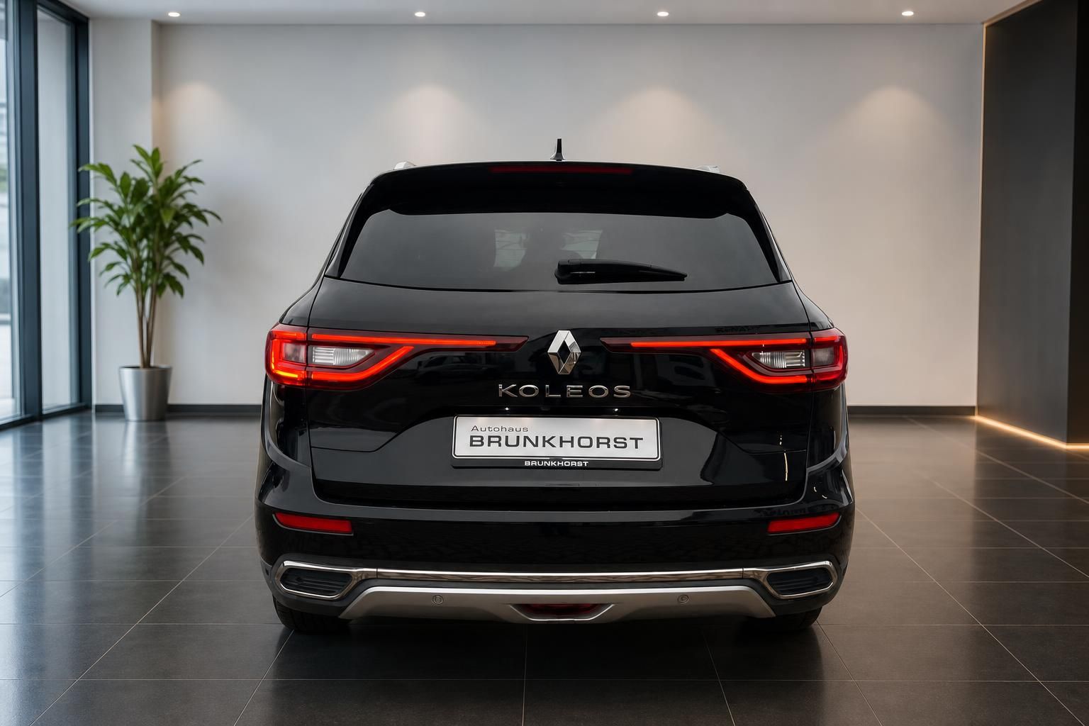Renault Koleos in schwarz - Heckansicht mit LED-Rückleuchten im Autohaus Brunkhorst Showroom