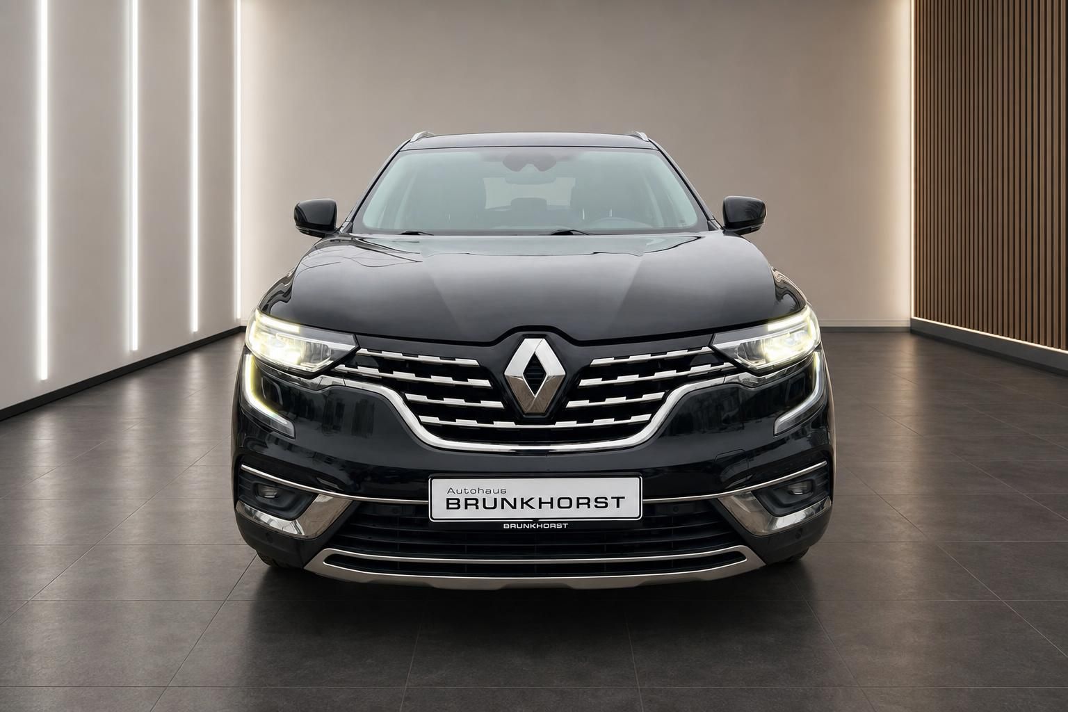 Renault Koleos in schwarz - Frontansicht mit LED-Scheinwerfern im Autohaus Brunkhorst Showroom