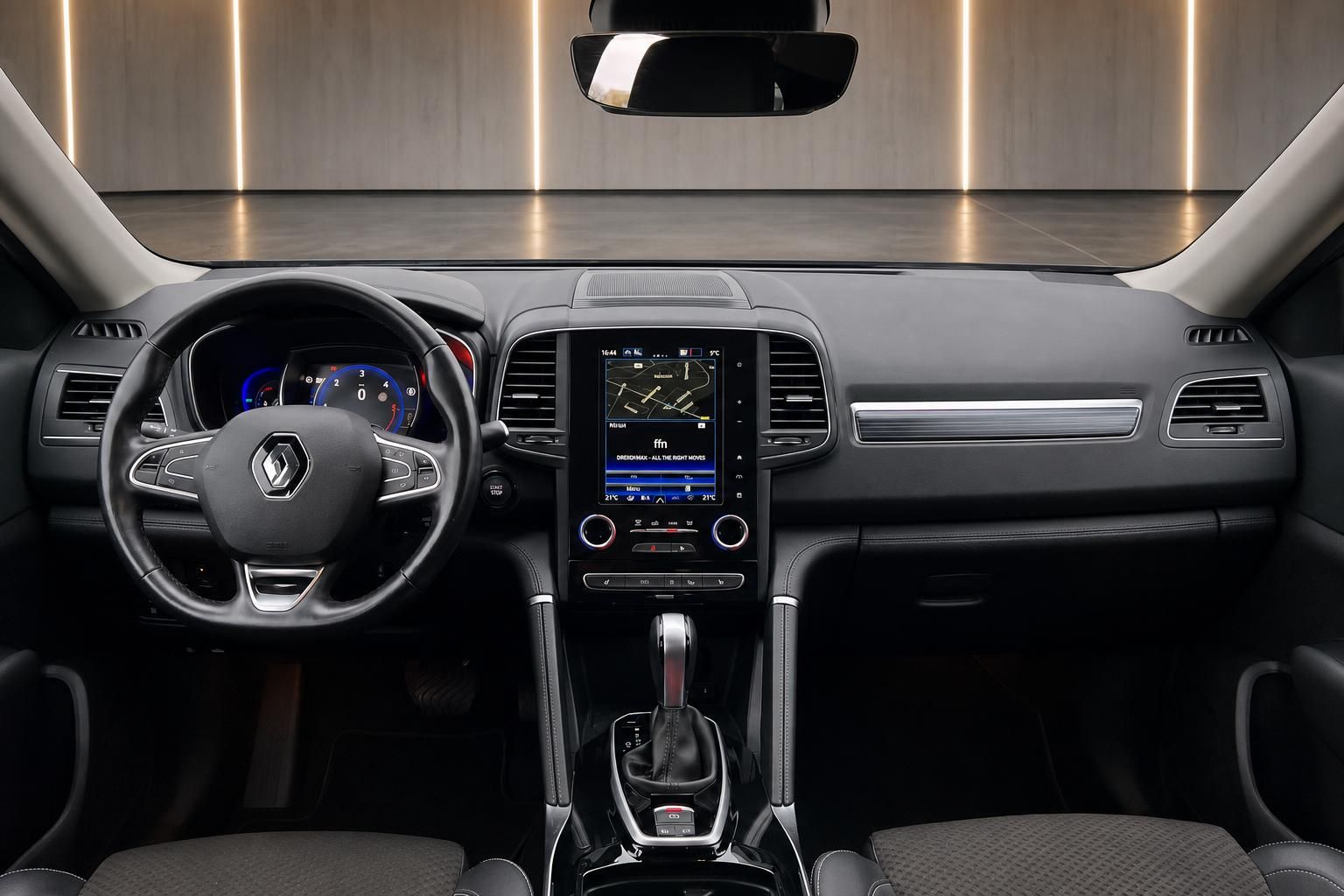 Renault Innenraum mit Touchscreen, digitalem Cockpit und modernem Design - Armaturenbrett