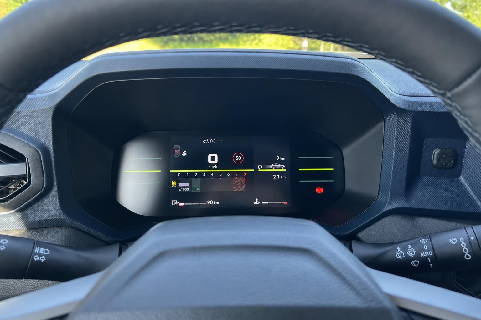 Digitales Cockpit Display mit Tachometer und Fahrerassistenzsystemen im modernen PKW